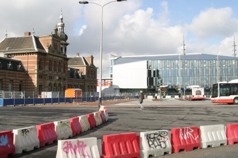 Het oude (links) en het nieuwe (rechts) station Delft. Foto: Geert Braam