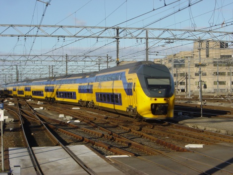 Een VIRM-6 nadert station Utrecht Centraal