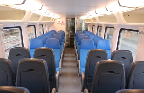 Het interieur van de VIRM IV, 2e klas: blauwe stoelen.